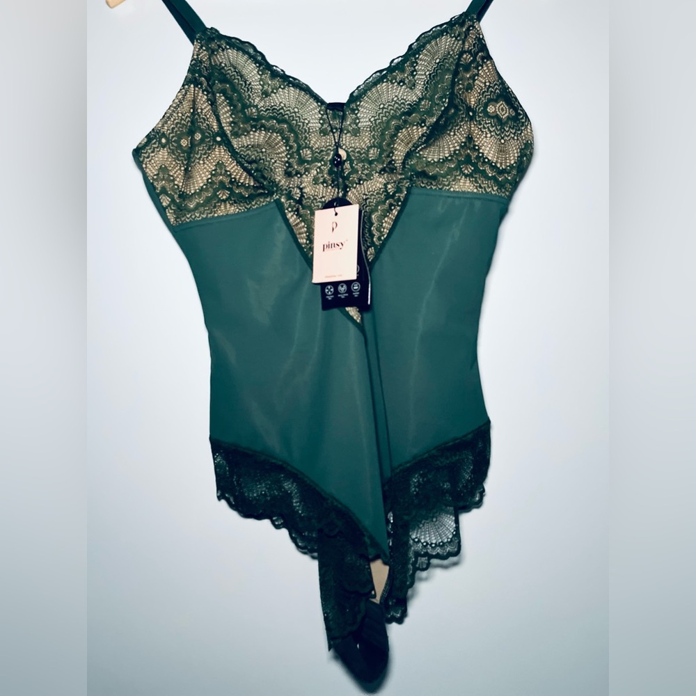 Elegant Green Bodysuit with Lace PINSY